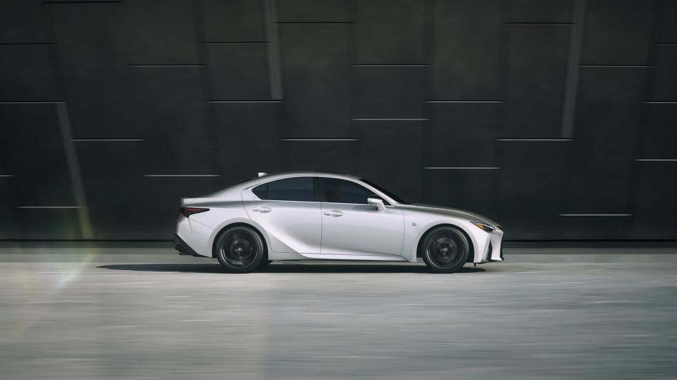 Πρεμιέρα για το ανανεωμένο Lexus IS