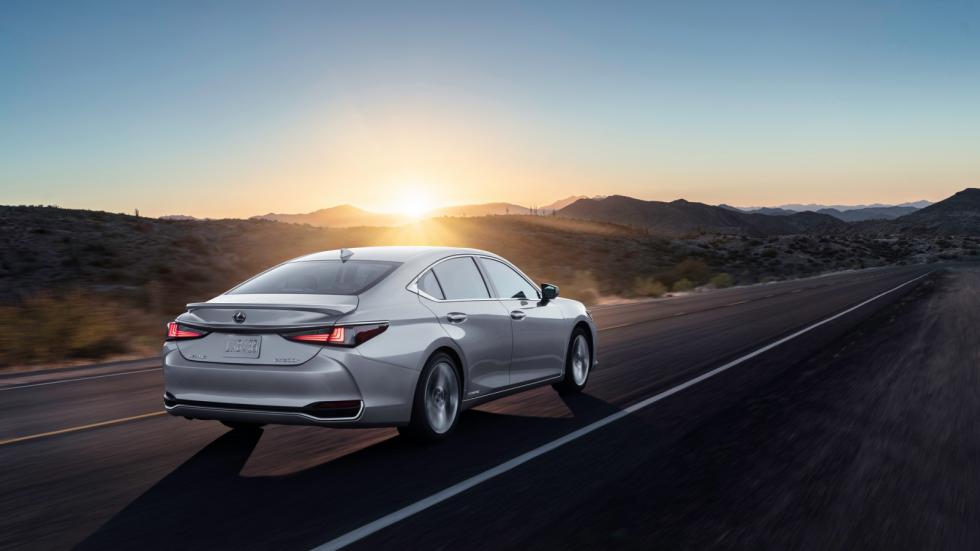 Επίσημη πρώτη για την ανανεωμένη Lexus ES