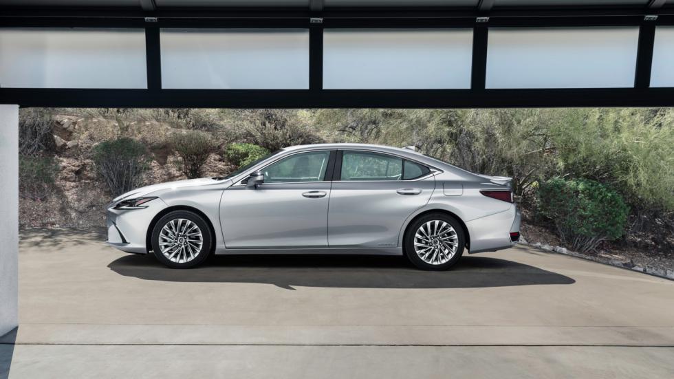 Επίσημη πρώτη για την ανανεωμένη Lexus ES