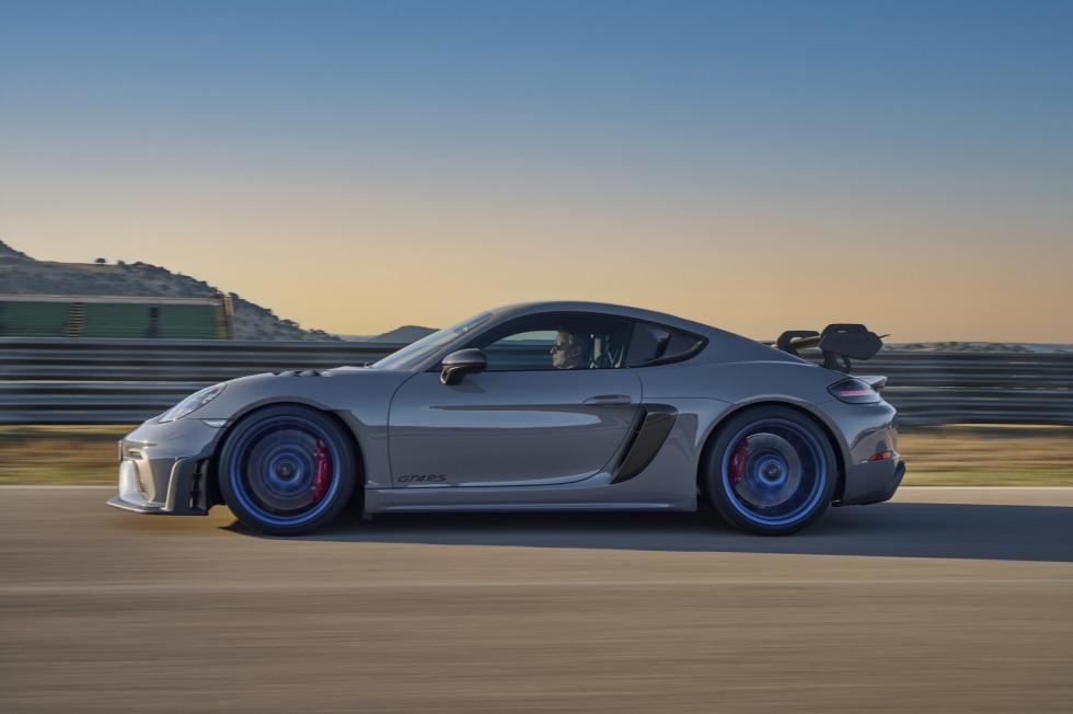 Porsche 718 Cayman GT4 RS: Ατμοσφαιρική με 500 PS η κορυφαία Cayman