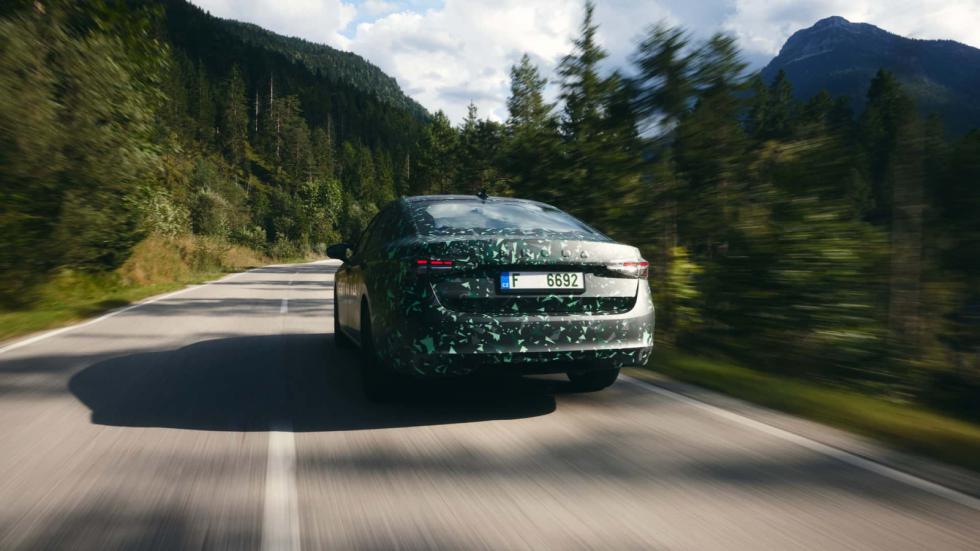 Πρώτες εικόνες του νέου Skoda Superb liftback 