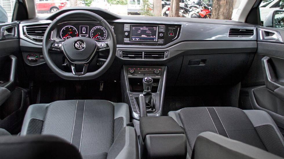 Το VW Polo αποτελεί 
ορόσημο ποιότητας για την κατηγορία έχοντας μάλιστα μια premium αύρα. Ο διάκοσμος είναι λιτός, αλλά επικρατεί η άψογη συναρμογή και η στιβαρότητα του συνόλου.
