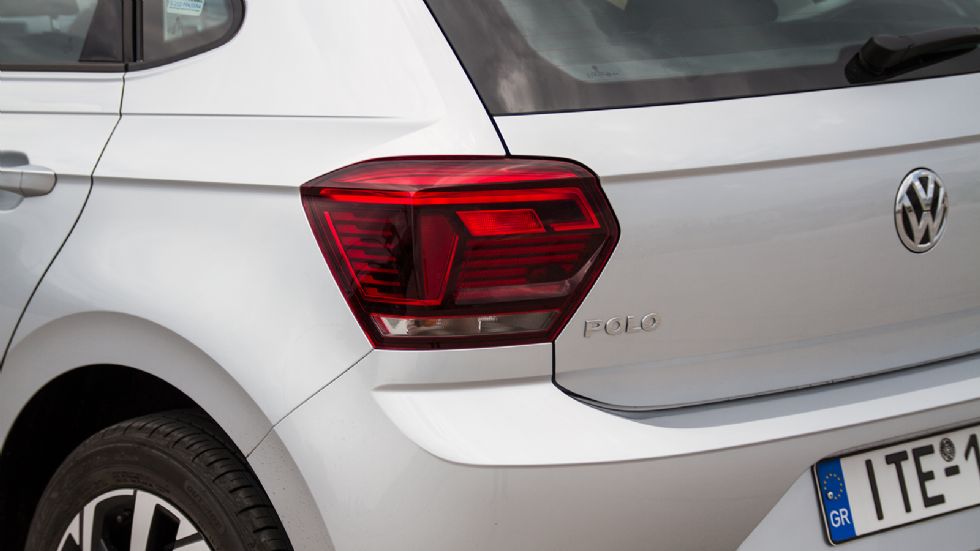 Το VW Polo δείχνει πιο «συγκρατημένο». ¶λλωστε, το γερμανικό μικρό ανέκαθεν ακολουθούσε ένα πιο ουδέτερο και αυστηρό design.
