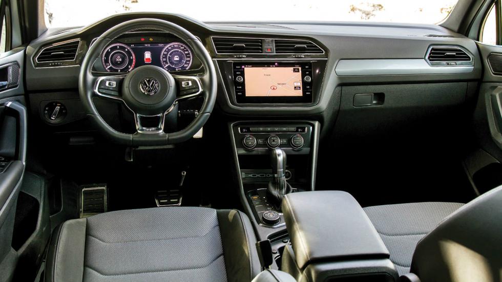 Το εσωτερικό του VW Tiguan έχει συγκρατημένη σχεδίαση, αλλά κορυφαία ποιότητα και εργονομία, αλλά και σπορ διάκοσμο σε αυτή την έκδοση.