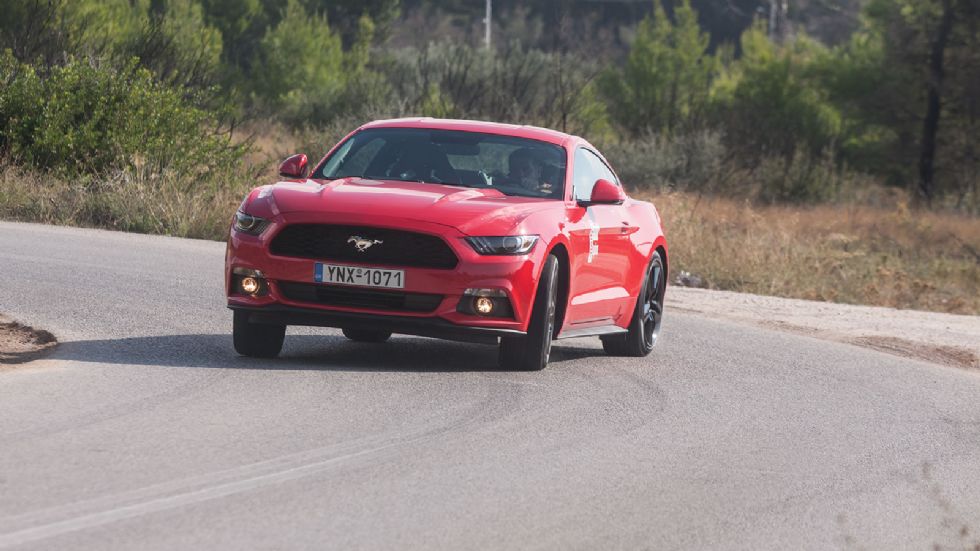 Κλασσική πόζα για μία Mustang. Δεν μπορείς να της αντισταθείς.