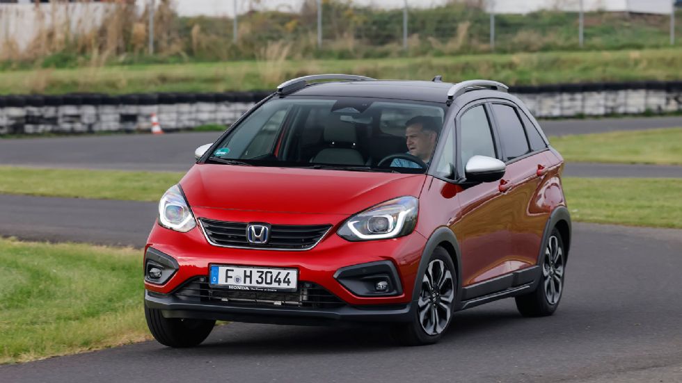 Για πρώτη φορά το Honda Jazz απέκτησε έκδοση Crosstar με crossover χαρακτηριστικά. Οι διαφορές στη σχεδίαση των προφυλακτήρων και η αυξημένη απόσταση από το έδαφος είναι εμφανείς.
