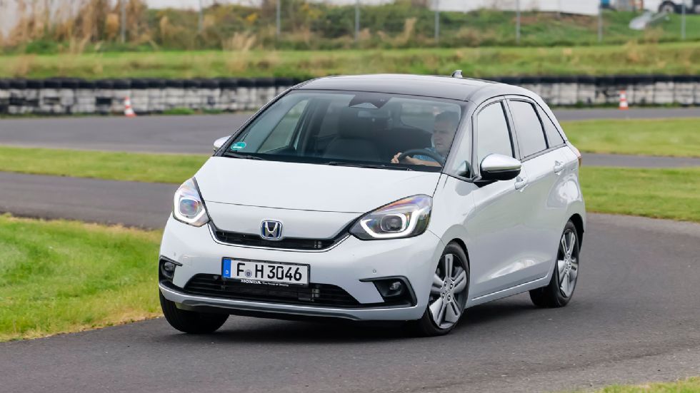 Το Honda Jazz δείχνει γρηγορα ότι είναι ένα ψηλό αυτοκίνητο, που αν μπεις φουριόζος στη στροφή, η κλίση θα γίνει αισθητή και η προοδευτική υποστροφή δε θα αργήσει να έρθει.