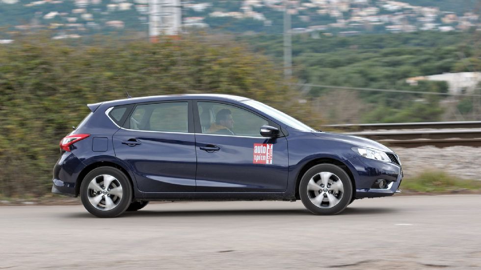 Το Nissan Pulsar είναι προσανατολισμένο στην άνεση, ωστόσο το βελτιωτικό κιτ ενισχύει τα σπορτίφ του στοιχεία.