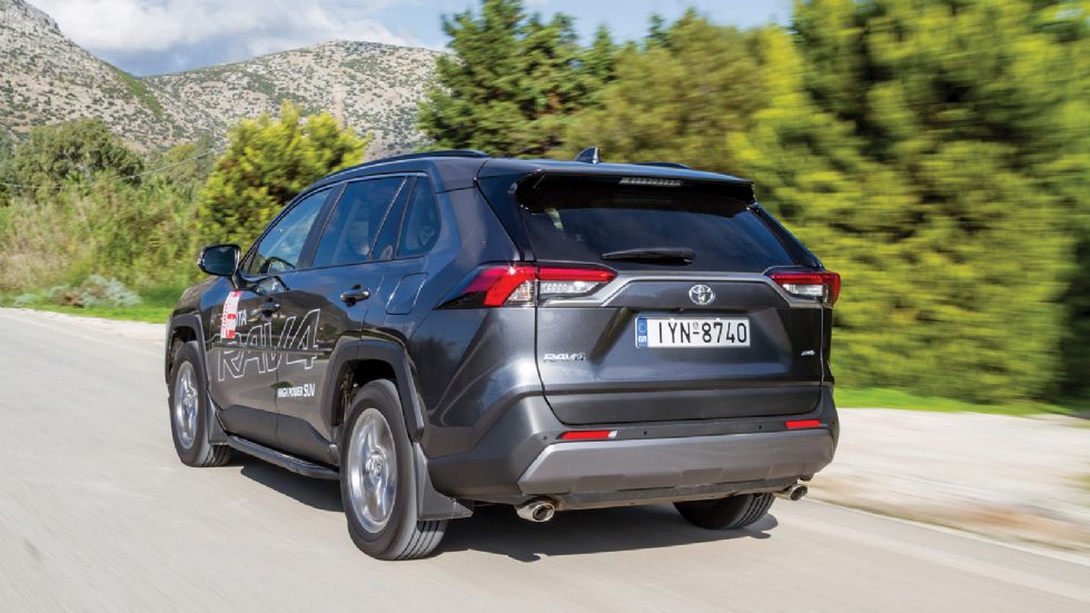 Σταθερό άνετο και ασφαλές είναι το Toyota RAV4 στην άσφαλτο προσφέροντας και καλή οδηγική αίσθηση στον οδηγό του άσχετα αν δεν μπορεί να χαρακτηριστεί ξεκάθαρα σπορτίφ.
