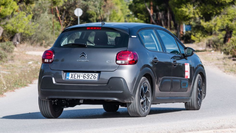 Το Citroen C3 είναι το πιο άνετο οδηγικά αυτοκίνητο της κατηγορίας μέσω της ανάρτησής του και των μαλακών του καθισμάτων.
