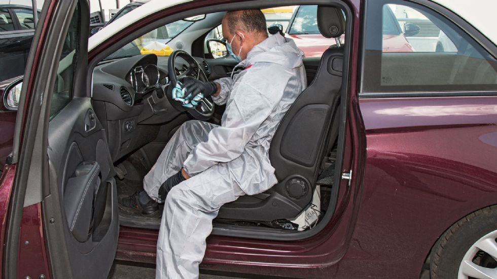 Το όχημα προς παράδοση, το χειρίζεται μόνο ένας εργαζόμενος κατά την προετοιμασία του, ο οποίος είναι υποχρεωμένος να φοράει γάντια και να τοποθετήσει όλα τα απαραίτητα υλικά προστασίας.