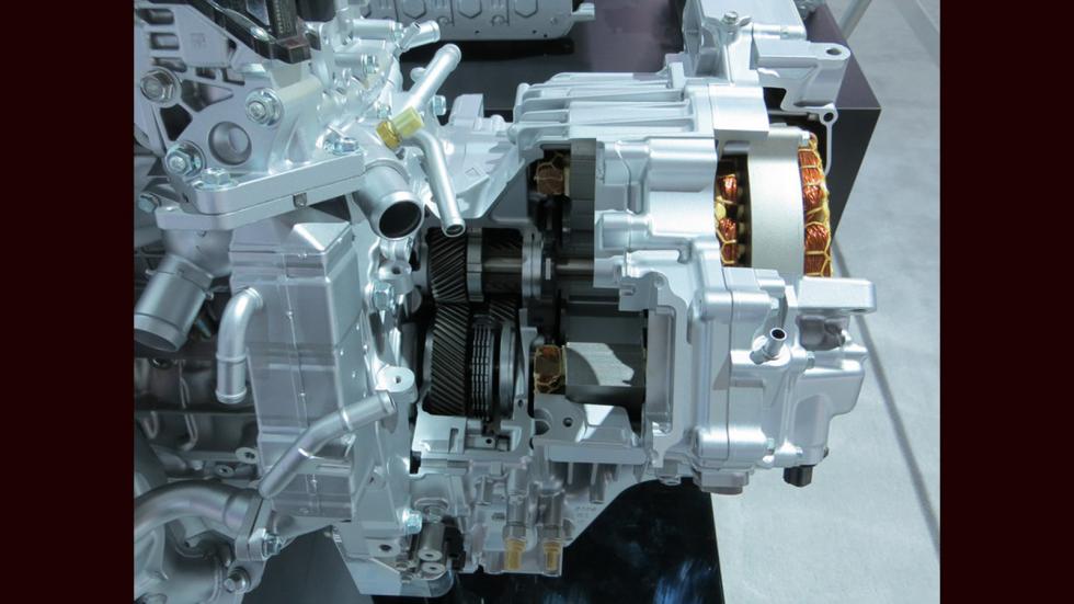 Σύμφωνα με τη Honda τα νέα της υβριδικά μοντέλα είναι ηλεκτροκίνητα, αφού οι τροχοί παίρνουν κίνηση κατά κύριο λόγο απ` ευθείας από έναν ηλεκτροκινητήρα.