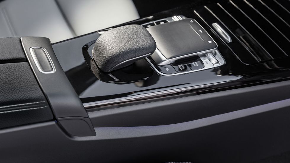 Μπορείτε να χειριστείτε το MBUX της A-Class, το «Mercedes-Benz User» μέσω φωνής, αφής, αλλά και το εύχρηστο touchpad στην κεντρική κονσόλα.