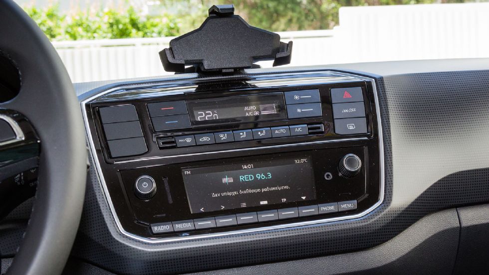 Η Skoda προσφέρει σύστημα ραδιοφώνου Swing με έγχρωμη οθόνη 5 ιντσών, το οποίο συνδυάζεται με όλα τα smartphones της αγοράς εφόσον αυτά έχουν έχουν εγκαταστήσει την εφαρμογή Move&Fun.