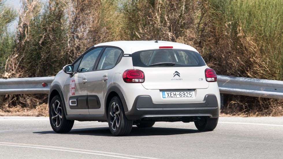 Ακόμα και υπό πίεση το φρεσκαρισμένο Citroen C3 συνεχίζει να στρίβει ουδέτερα χωρίς να «αγχώνει» τον οδηγό του χάρη και στο προληπτικό ESP, το οποίο επεμβαίνει ίσως λίγο νωρίτερα απΆ ό,τι πραγματικά χ