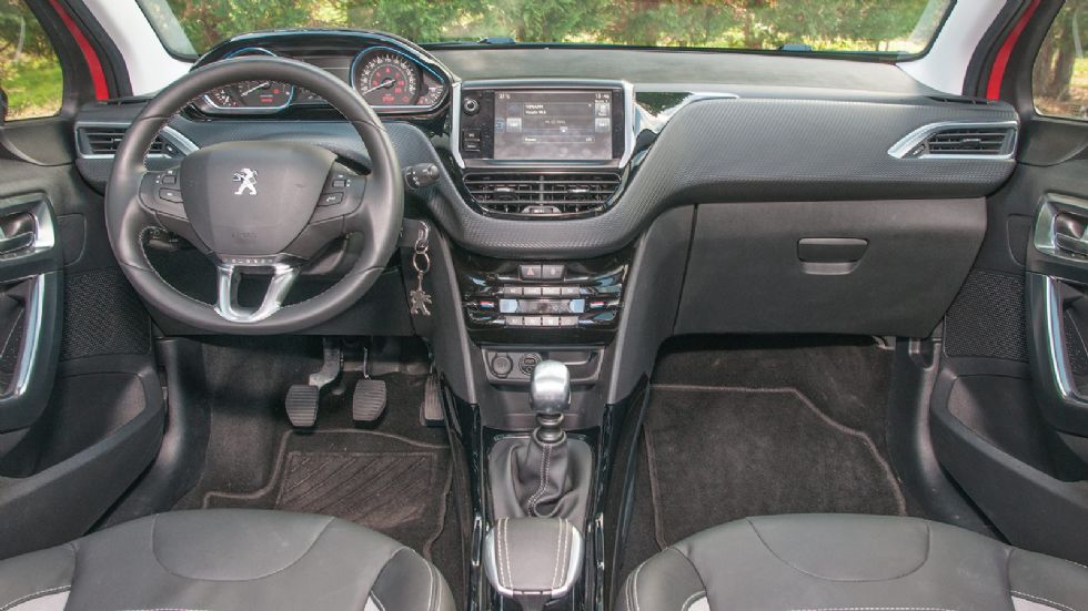 Το εσωτερικό του Peugeot 2008 είναι minimal, αλλά μοντέρνο στη σχεδίαση, πολύ ποιοτικό και 
ευρύχωρο.