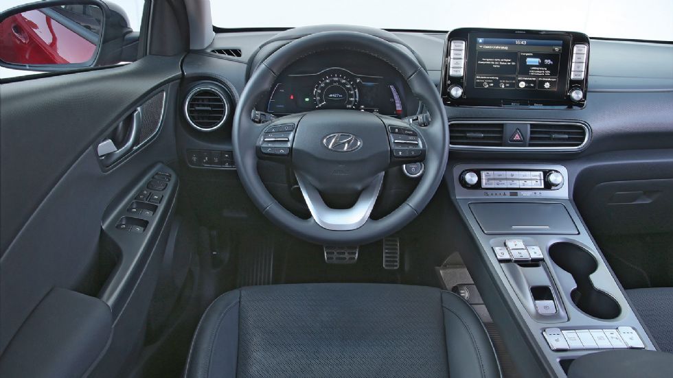Το εσωτερικό του Hyundai Kona electric δεν φωνάζει σχεδιαστικά πως πρόκειται για κάποιο ηλεκτρικό όχημα. Στο μοντέλο της δοκιμής υπήρχαν κάποιες αστοχίες σε υλικά και συναρμογή, όμως όπως μας ενημέρωσ