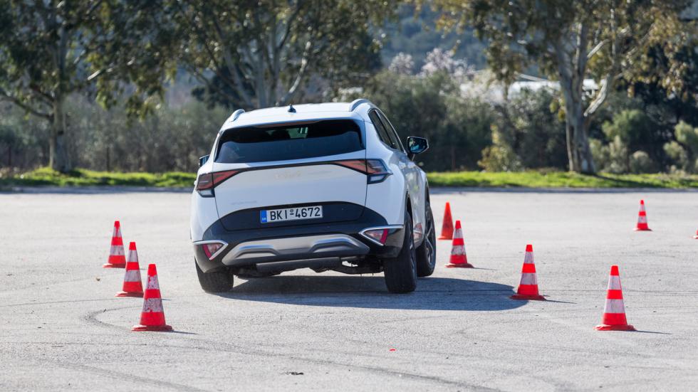 Ακόµα και όταν εµφανιστεί υποστροφή στο όριο των 74 χλµ./ώρα, το Kia Sportage δε χάνει τη συνολική αυτοκυριαρχία του. Εµφανίζονται όµως κάποιες αναπηδήσεις από το πίσω µέ