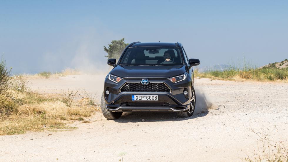 Το RAV4 τα καταφέρνει εξαιρετικά και εκτός δρόμου, χάρη στη λειτουργία Trail, την ηλεκτρική τετρακίνηση και τις καλές γωνίες αναρρίχησης.