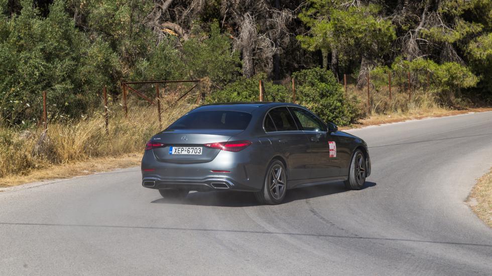 Ευχάριστα οδικά χαρακτηριστικά για τη νέα Mercedes C 200 και μάλιστα με την άνεση που προσφέρει, η ισορροπία του συνόλου φαντάζει σχεδόν ιδανική.