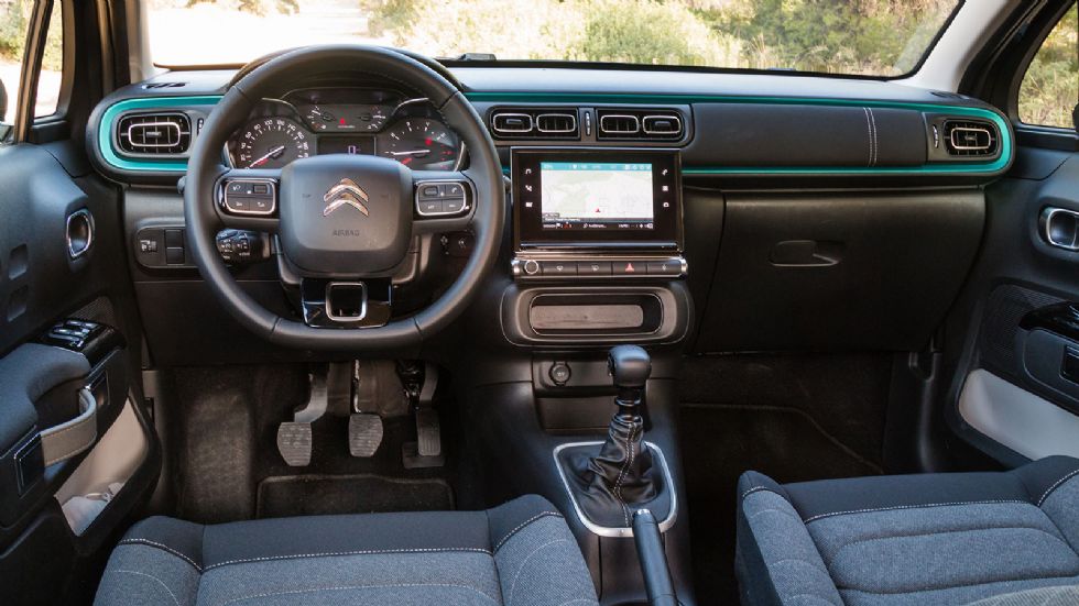 Το Citroen C3 διατηρεί trendy ύφος και στην καμπίνα, δίχως μαλακά, αλλά με γεροδεμένα πλαστικά και πλούσιο εξοπλισμό.