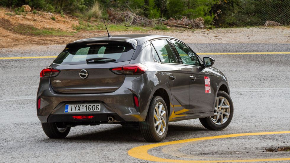 Το Opel Corsa προσφέρει σιγουριά στο πάτημά του χάρη στα αυξημένα του μετατρόχια και την ανάρτηση που φιλτράρει αποτελεσματικά τις ανωμαλίες του δρόμου.