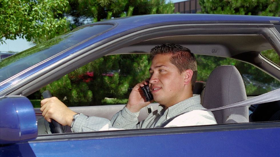 Η κακή και παράνομη συνήθεια να μιλάμε στο κινητό όταν οδηγούμε, είναι αιτία αρκετών ατυχημάτων 