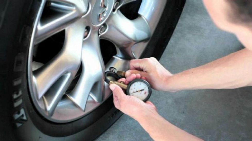 Ο τακτικός έλεγχος της πίεσης των ελαστικών επηρεάζει οδική συμπεριφορά και κατανάλωση καυσίμου.	
