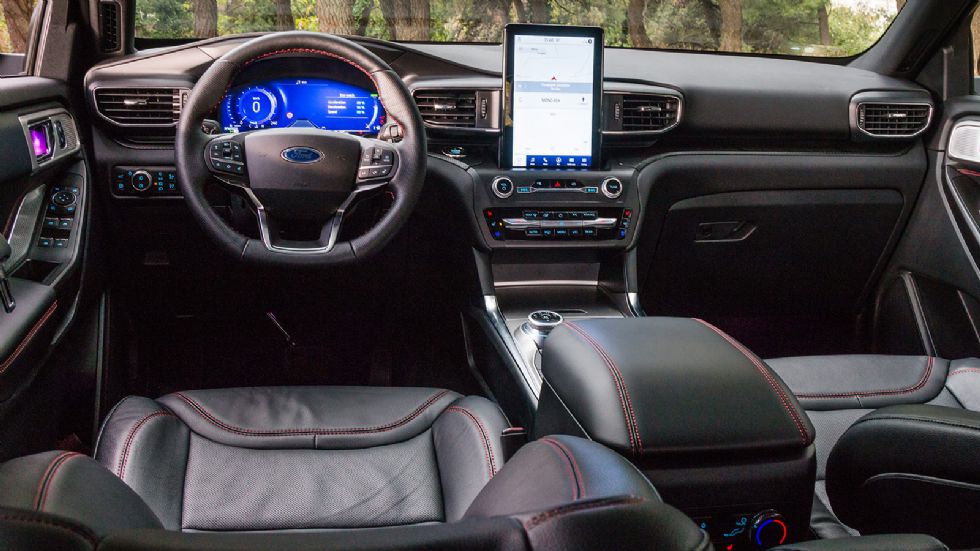 Το πλήρως ψηφιακό, αλλά και ποιοτικό, cockpit του Ford Explorer διακρίνεται για τη λιτή και απέριττη αισθητική του. Η κάθετη οθόνη των 10,1 ιντσών είναι στάνταρ, όπως και ο ψηφιακός πίνακας οργάνων πο