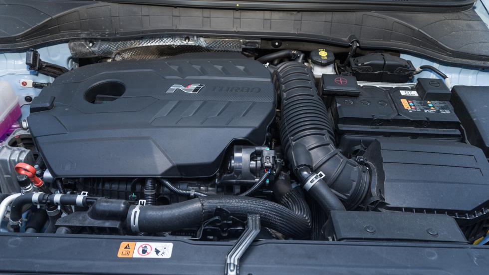 O 2λίτρος turbo κινητήρας στη Performance έκδοση αποδίδει 280 ίππους, αλλά με το πάτημα ενός κουμπιού και για 20 δλ. τα δίνει όλα με +10 άλογα και κατάλληλη λειτουργία του κιβωτίου για top επιδόσεις. 