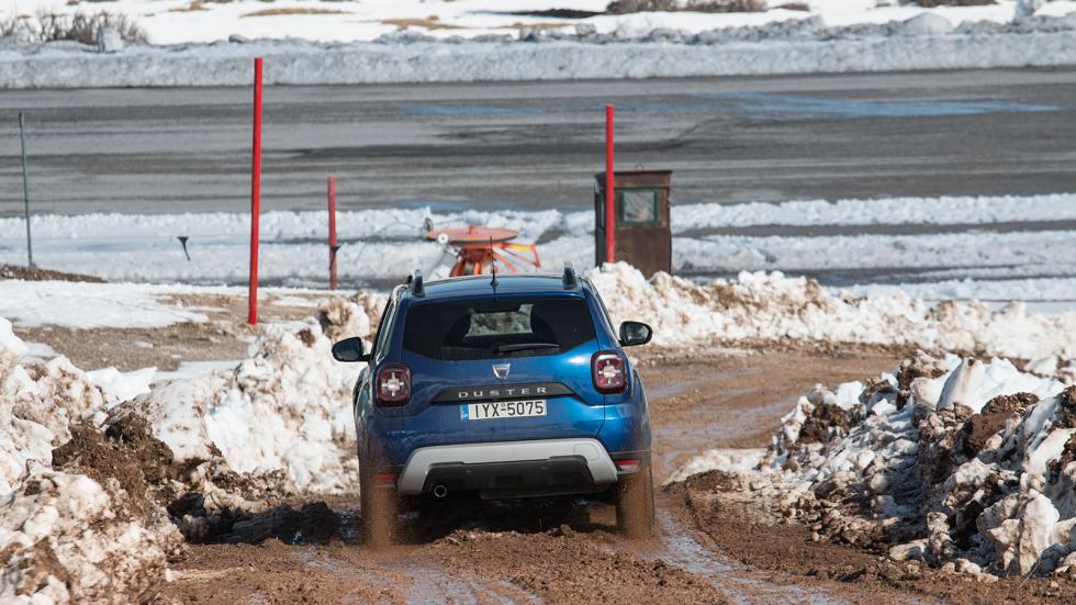 Στα 4x4, συγκριτικά με τα δικίνητα μοντέλα, αν χάσουν οι μπροστινοί τροχοί την πρόσφυση, τότε μπορείτε να κινηθείτε στην αντίθετη φορά για να ξεκολλήσετε.