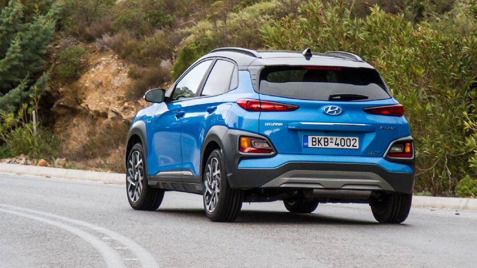 Το πιο σφιχτό setup του Hyundai Kona Hybrid διαχειρίζεται αποτελεματικά το επιπλέον βάρος του αμαξώματος, περιορίζοντας τις κλίσεις και δημιουργώντας ένα ευχάριστο προφίλ.