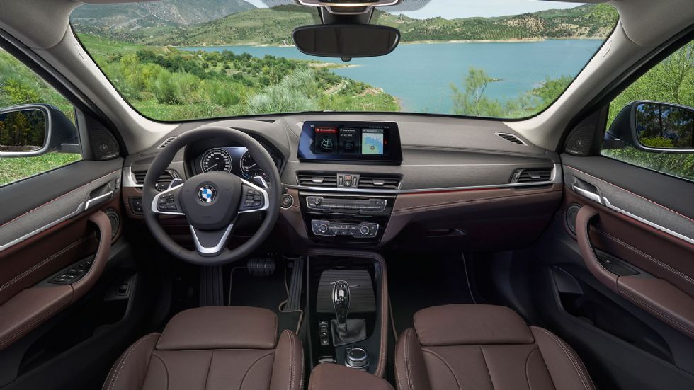 Eυχάριστος είναι ο διάκοσμος στο εσωτερικό της BMW Χ1 με την ποιότητα των υλικών και τη συναρμογή να βρίσκονται σε κορυφαία επίπεδα.
