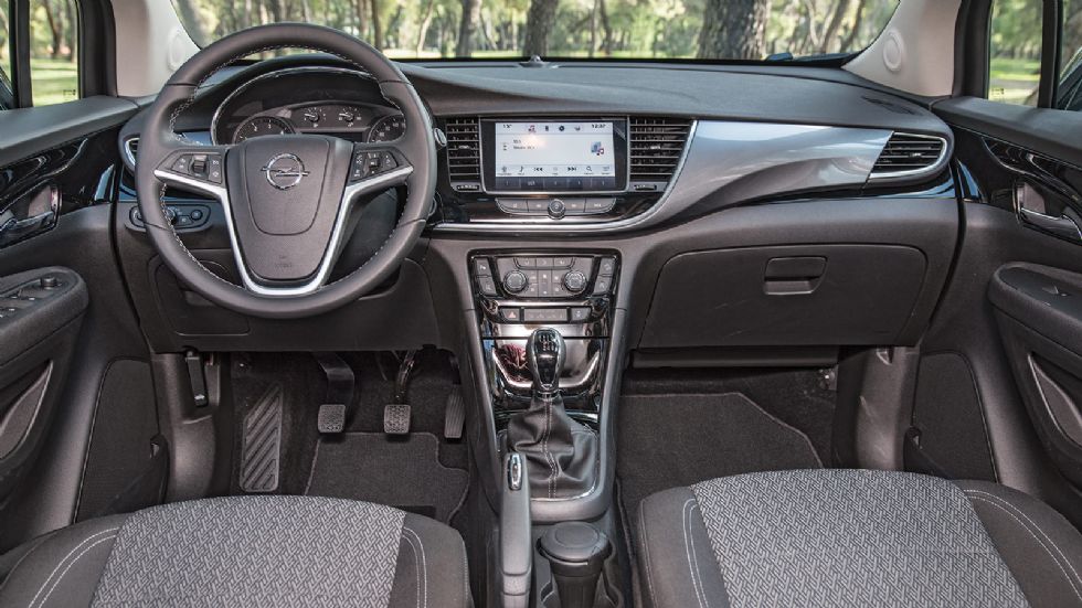 Αισθητά αναβαθμισμένο σε διάκοσμο, με προσεγμένο φινίρισμα και καλή ποιότητα κατασκευής είναι το εσωτερικό του Opel Mokka X. 