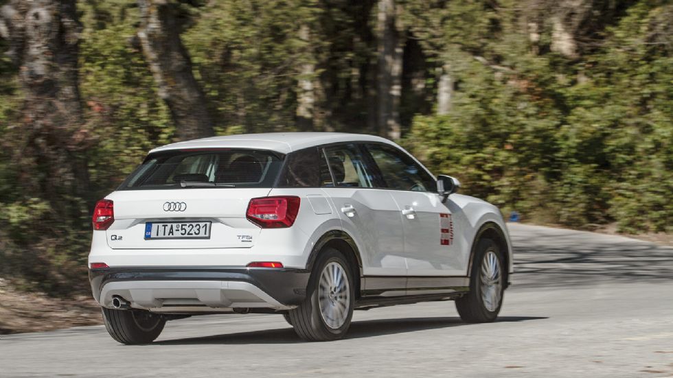 Το Audi Q2 μέσα στην πόλη εκμεταλλεύεται τις compact διαστάσεις του για να κινηθεί και να ελιχθεί με ευκολία.