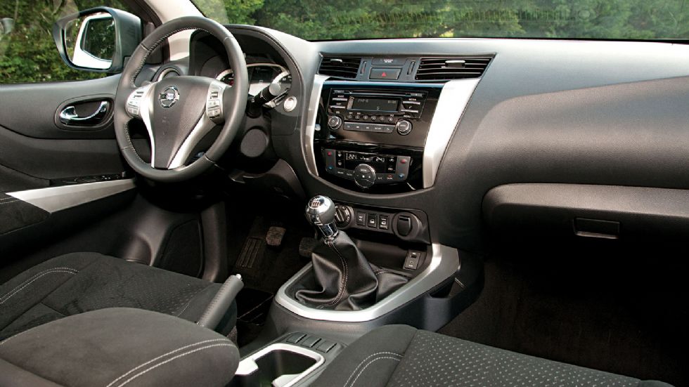 Μοντέρνο σε σχεδίαση και ιδιαίτερα καλοφτιαγμένο το εσωτερικό του νέου Nissan Navara.
