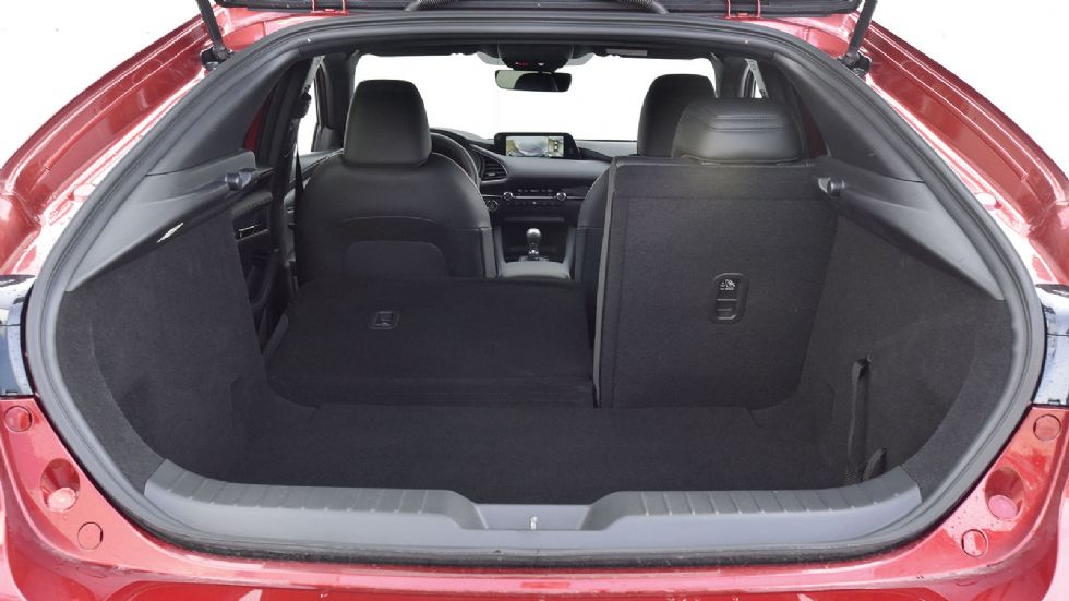 Ψηλό κατώφλι και μέτρια χωρητικότητα (351 λτ.) διαθέτει το Mazda 3.
