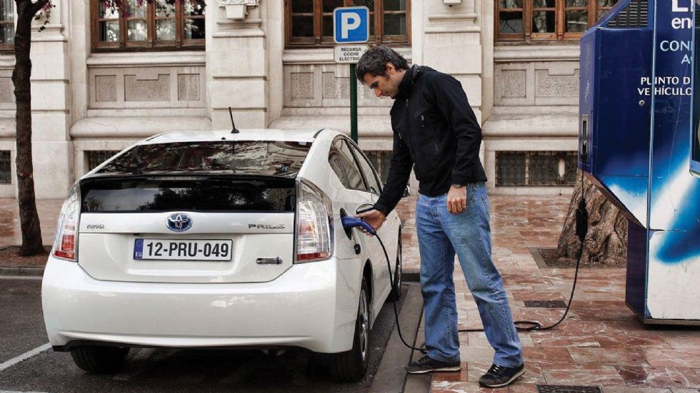 Το κυριότερο όπλο των κατασκευαστών είναι η εξέλιξη των υβριδικών-ηλεκτρικών αυτοκινήτων. Αυτά θα ρίξουν κατακόρυφα το μέσο όρο ρύπων.