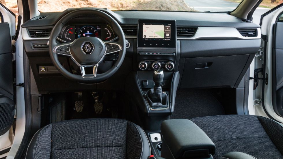 Η καμπίνα του Renault Captur, χαρακτηρίζεται από την εκτεταμένη χρήση μαλακού πλαστικού, το προσεγμένο φινίρισμα και σωστή εργονομία. Hi-Tech νότες ή έξτρα οθόνη 9,3 ιντσών και ο ψηφιακός πίνακας οργά