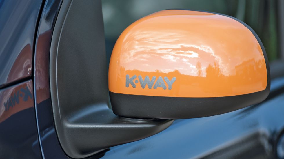 Xαρακτηριστικές είναι οι χρωματικές πινελιές στα χρώματα της K-Way και οι οποίες τονίζουν τον νεανικό χαρακτήρα του Fiat Panda, που παραμένει το μοναδικό πετρελαιοκίνητο 5θυρο μίνι.