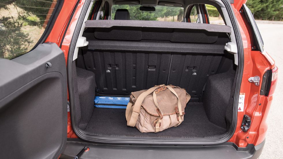 To Fords EcoSport έχει χώρο αποσκευών 355 λτ. και είναι το μόνο με πόρτα που ανοίγει προς τα αριστερά και όχι προς τα επάνω.