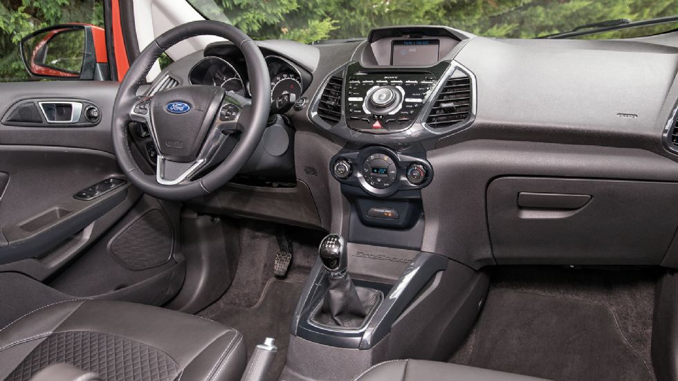 Το εσωτερικό του EcoSport έρχεται από το Ford Fiesta, ωστόσο τα μουντά πλαστικά του ταμπλό είναι αποκλειστικά σκληρά στην αφή.