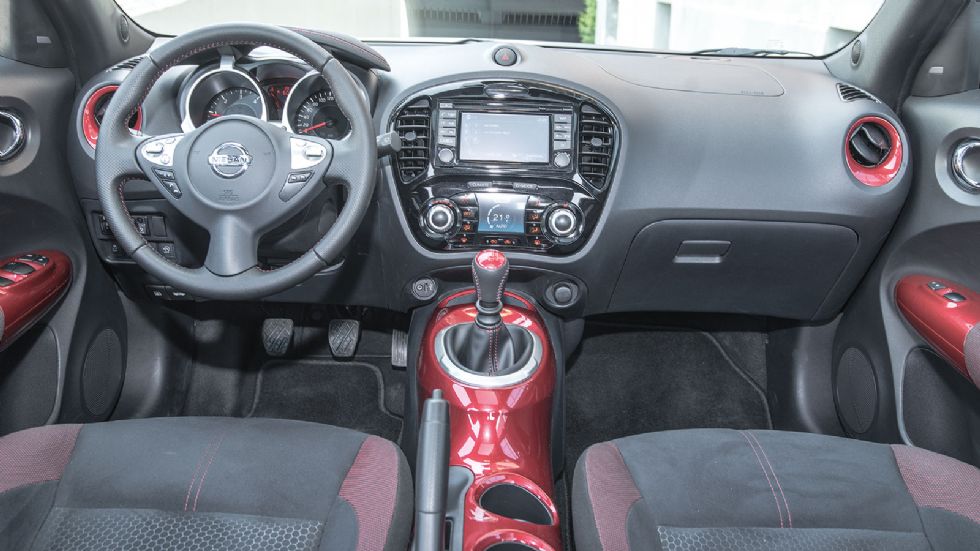  Το γεροδεμένο εσωτερικό του Nissan Juke ακολουθεί τις άκρως μοντέρνες και δυναμικές σχεδιαστικές νόρμες του αμαξώματος.