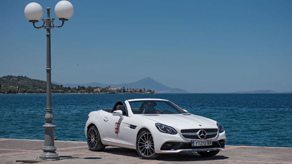 Η Mercedes SLC είναι όμορφη είτε κλειστή είτε ανοιχτή. Ανοιχτή δείχνει τον πιο εκλεπτυσμένο της χαρακτήρα, ενώ κλειστή συνδυάζει την ομορφιά με την δυναμική που διαμορφώνουν οι γραμμές του αμαξώματος.