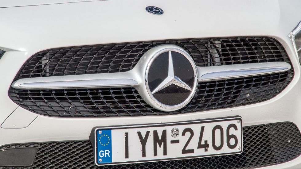 Επιβλητικό το σήμα της Mercedes στην μπροστινή μάσκα της Α-Class.