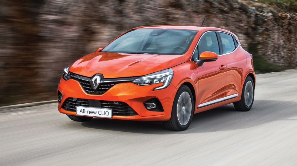 Το νέο Renault Clio μπαίνει σφήνα ανάμεσα σε δύο Volkswagen και κερδίζει τη δεύτερη θέση μέχρι στιγμής.