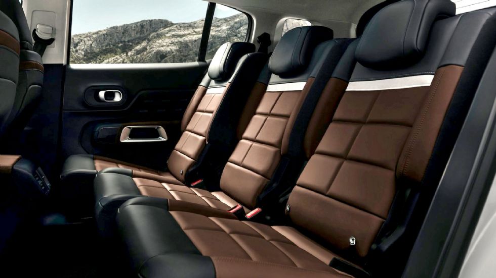 Τα τρία 
ανεξάρτητα καθίσματα του Citroen C5 
Aircross διαθέτουν ίδιο πλάτος και σύρονται σε διαδρομή 150 χλστ. με αποτέλεσμα ο όγκος του χώρου αποσκευών να διαμορφώνεται από  τα 580 έως τα 720 λτ..