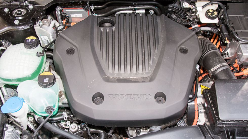 Το σύνολο του υβριδικού XC40 αποτελείται από ένα βενζινοκινητήρα 1.500 κ.εκ. που αποδίδει 180 ίππους και έναν ηλεκτροκινητήρα 82 ίππων, ο οποίος τροφοδοτείται από μπαταρία ιόντων λιθίου 10,7 kWh.