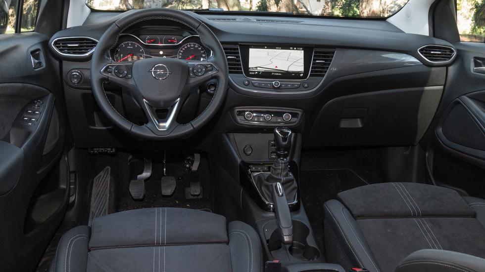 Εκτεταμένη χρήση μαλακού πλαστικού, προσεγμένο φινίρισμα, και στάνταρ οθόνη 7ΆΆχαρακτηρίζουν την πρακτική και καλαίσθητη καμπίνα του ανανεωμένου Opel Crossland. H προσθήκη start button και head up dis