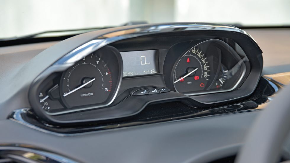 Minimal και ταυτόχρονα μοντέρνα είναι η σχεδίαση στο εσωτερικό του 
Peugeot 208. Το μικρό τιμόνι και ο ψηλά τοποθετημένος πίνακας οργάνων δίνουν μία σπορτίφ νότα.
